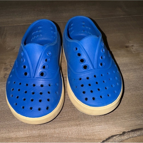 Native Kids Victoria Blue Shell White Slip on Shoes - Picture 4 of 5